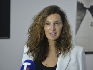 Manja Grčić u belom sakou sa crnom majcom daje intervju Tanjugu