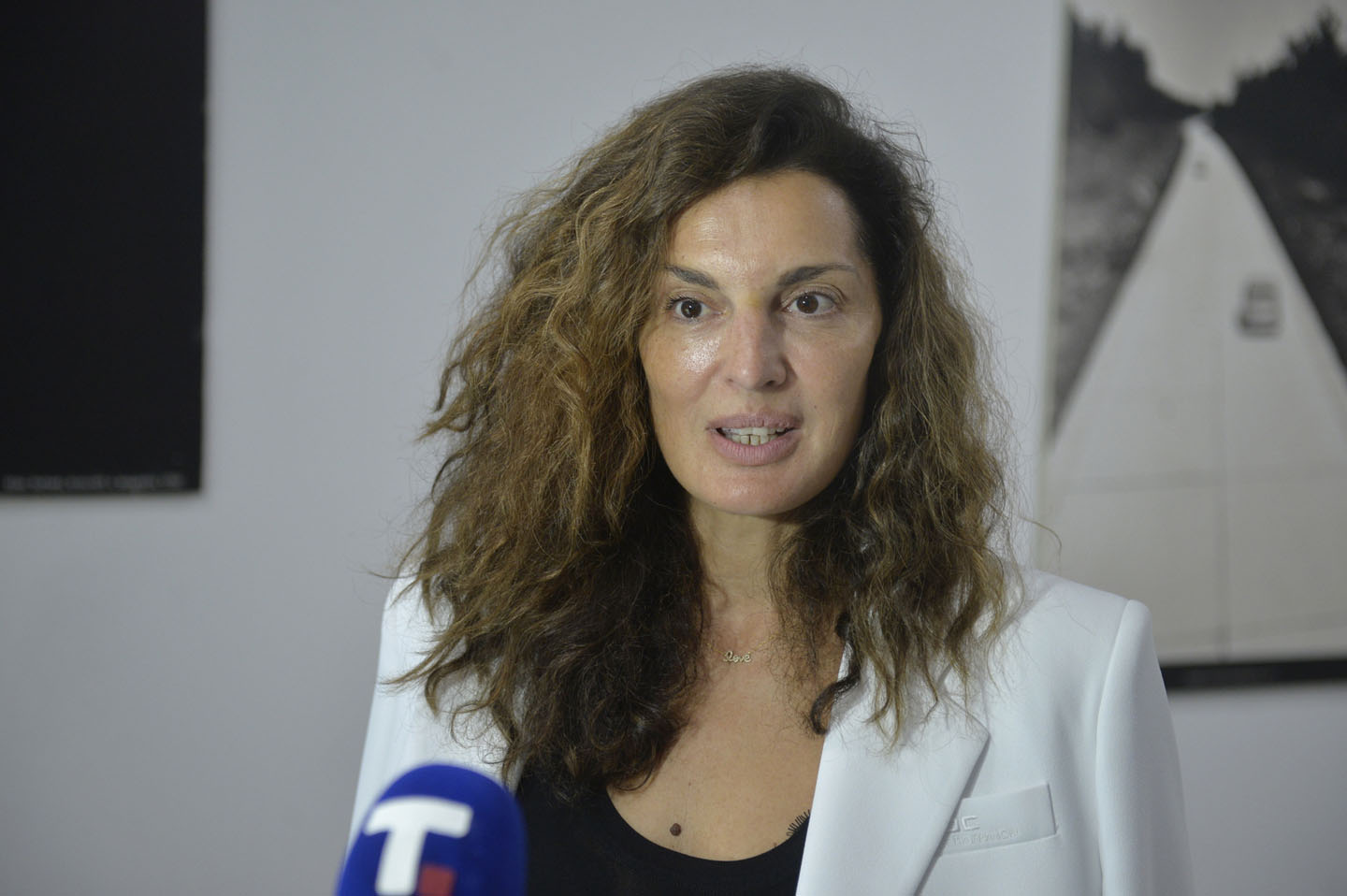 Manja Grčić u belom sakou sa crnom majcom daje intervju Tanjugu