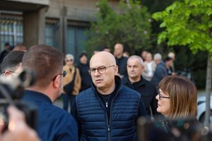 Protest naprednjaka protiv policije u Novom Sadu, okupljeni najviši SNS funkcioneri