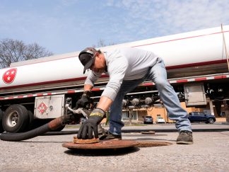 Čovek zavija ventil za naftu