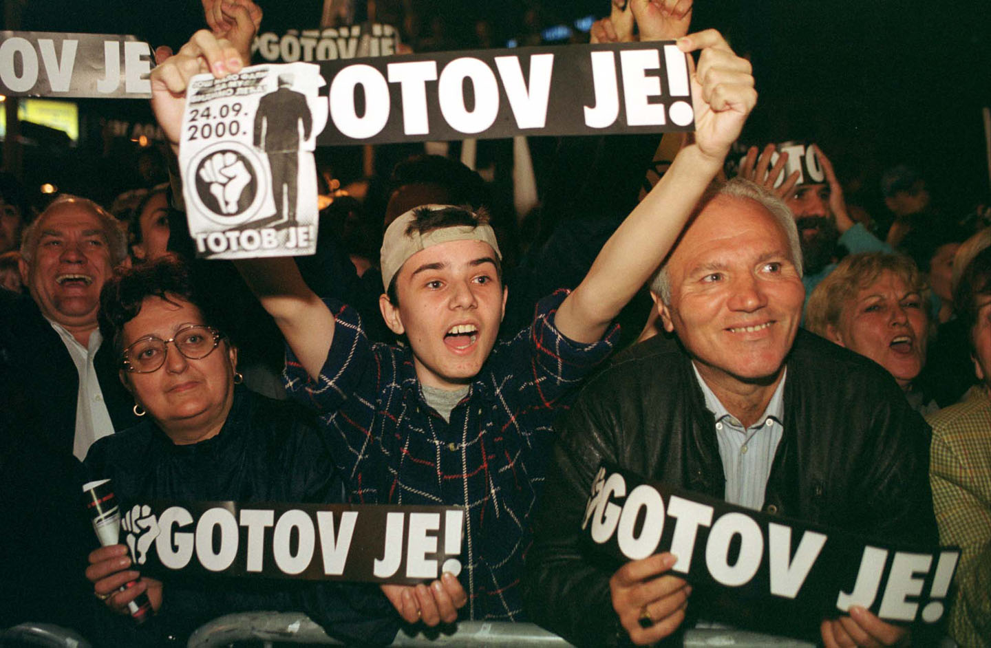 protest, slogan gotov je