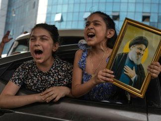 Devojčice u kolima slave primirje