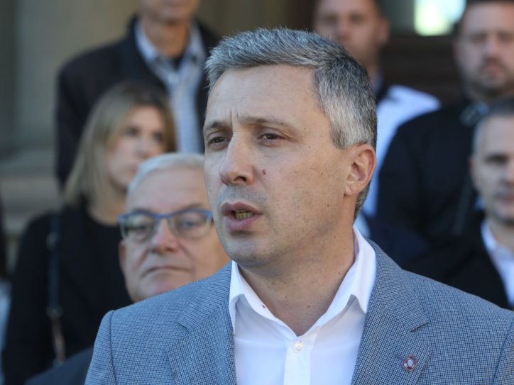 Boško Obradović, sed, sa belom košuljom i svetlo plavim sakoom