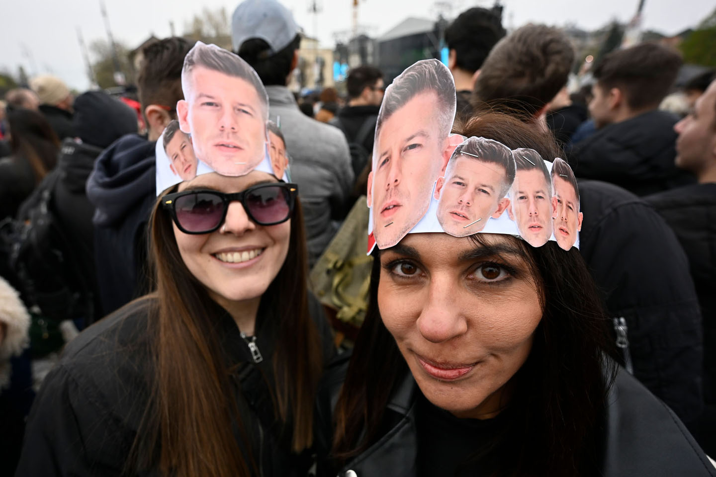 Ljudi na skupu podrške Peteru Mađaru