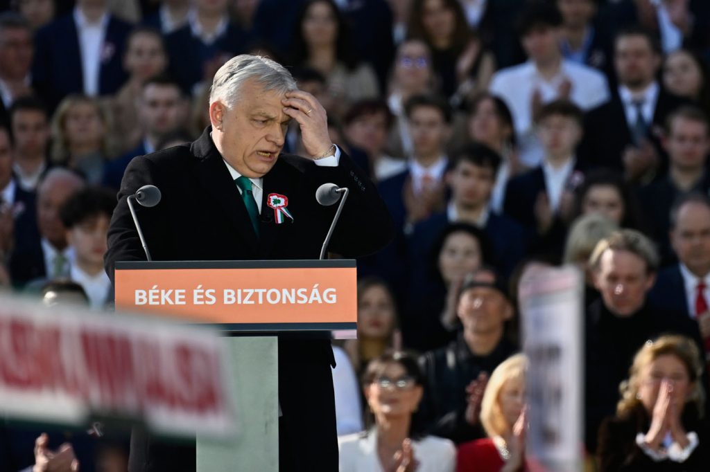 Viktor Orban u cnom odelu sa kravatom pred svopjim pristalicama