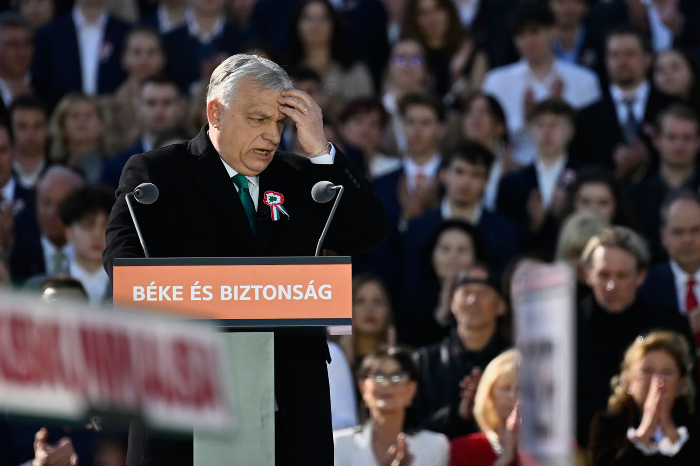 Viktor Orban u cnom odelu sa kravatom pred svopjim pristalicama