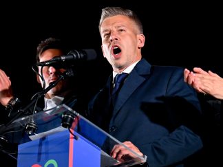 Peter Mađar, lider opozicione Tise, obraća se svojim glasačima u tamnom manitilu sa tamnom kravatom i belom košuljom