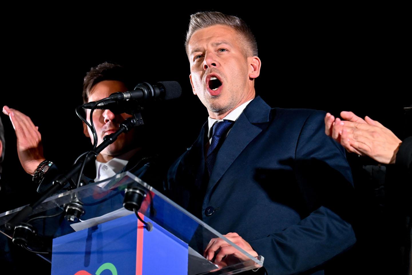 Peter Mađar, lider opozicione Tise, obraća se svojim glasačima u tamnom manitilu sa tamnom kravatom i belom košuljom