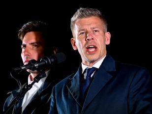 Lider opozicione Tise Peter Mađar u tamnom mantilu sa tamnom kravatom obraća se svojim pristalicama posle izborne pobede