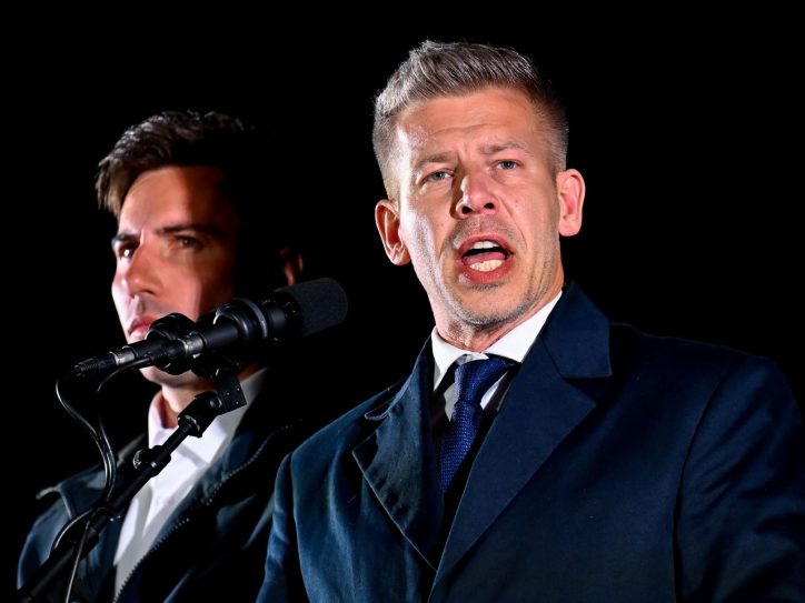 Lider opozicione Tise Peter Mađar u tamnom mantilu sa tamnom kravatom obraća se svojim pristalicama posle izborne pobede