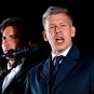 Lider opozicione Tise Peter Mađar u tamnom mantilu sa tamnom kravatom obraća se svojim pristalicama posle izborne pobede