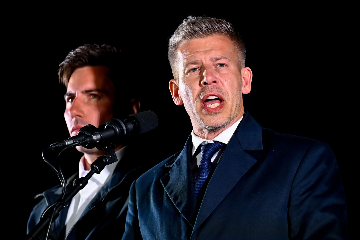 Lider opozicione Tise Peter Mađar u tamnom mantilu sa tamnom kravatom obraća se svojim pristalicama posle izborne pobede