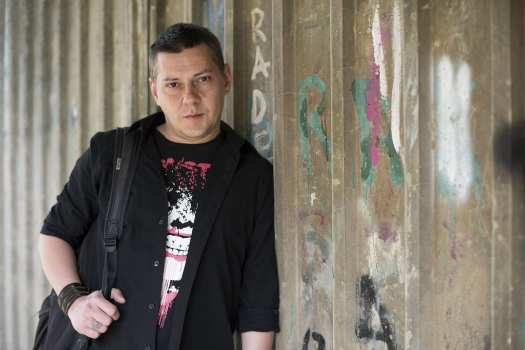 Marko Šelić Marčelo, vrni duks, šarena majica, pred zidom išaranim grafitima