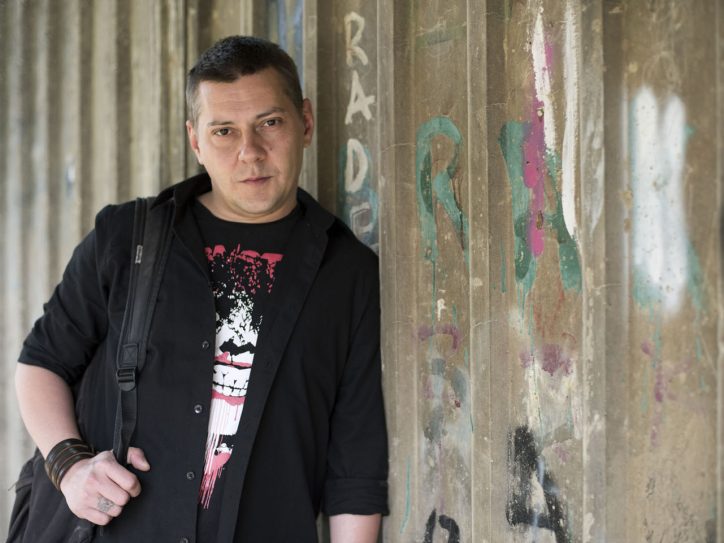 Marko Šelić Marčelo, vrni duks, šarena majica, pred zidom išaranim grafitima