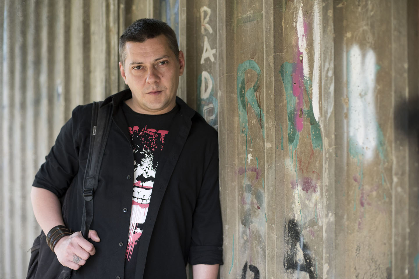 Marko Šelić Marčelo, vrni duks, šarena majica, pred zidom išaranim grafitima