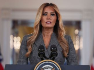 Melanija Tramp stoji na konferenciji za štampu