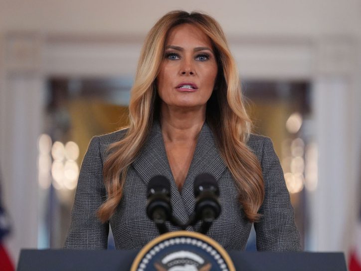 Melanija Tramp stoji na konferenciji za štampu