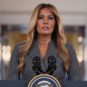 Melanija Tramp stoji na konferenciji za štampu