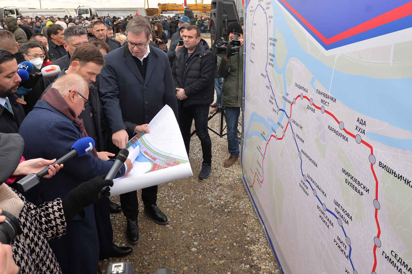 Aleksandar Vucic i Goran Vesic gledaju plan metroa