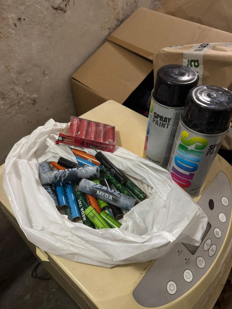 Predmeti pronađeni u zgradi Rektorata, sprejevi, pirotehnika