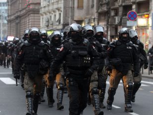 Grupa policajaca u punoj opremi za razbijanje demonstracija