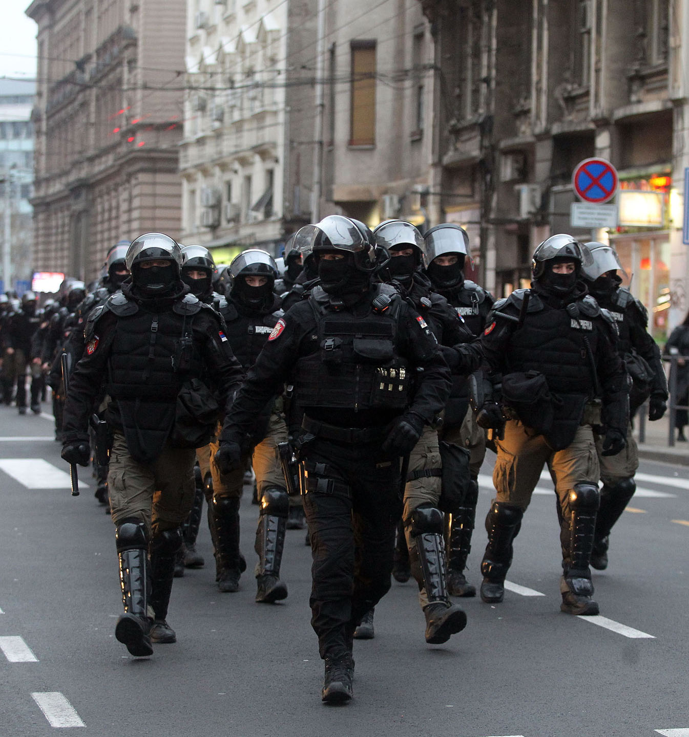 Grupa policajaca u punoj opremi za razbijanje demonstracija