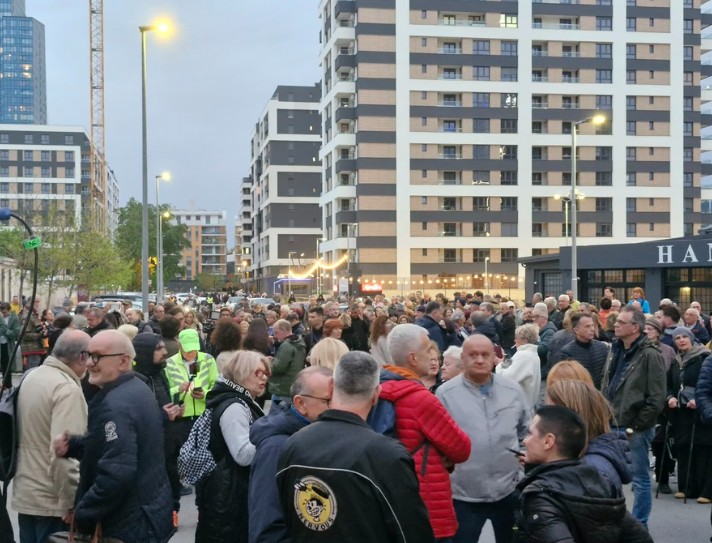 Okupljeni ispred redakcije N1