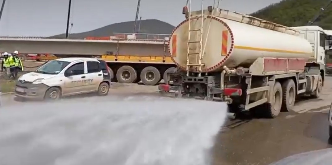 Protest u Ratini kod Kraljeva: Vodenim mlazom iz cisterne na vlasnike parcela