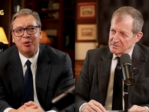 Aleksandar Vucic i Alister Kembel