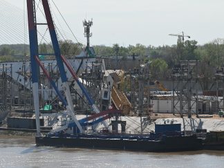 Crane collapses in Belgrade