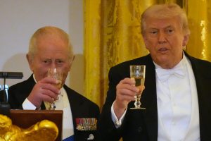 Kralj Carls III i Donald Tramp nazdravljaju