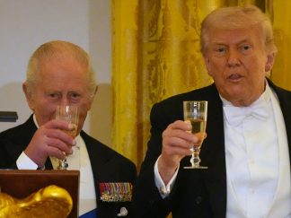 Kralj Carls III i Donald Tramp nazdravljaju