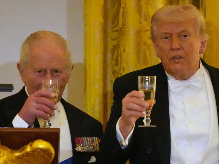 Kralj Carls III i Donald Tramp nazdravljaju