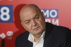 Duško Vujošević u tamnom sakou sa belom košuljom