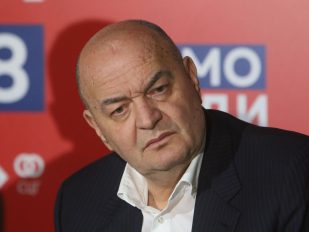 Duško Vujošević u tamnom sakou sa belom košuljom