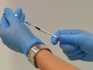 Vakcina u rukama lekara