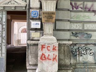 Grafit na ulazu u katoličku crkvu