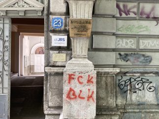 Grafit na ulazu u katoličku crkvu