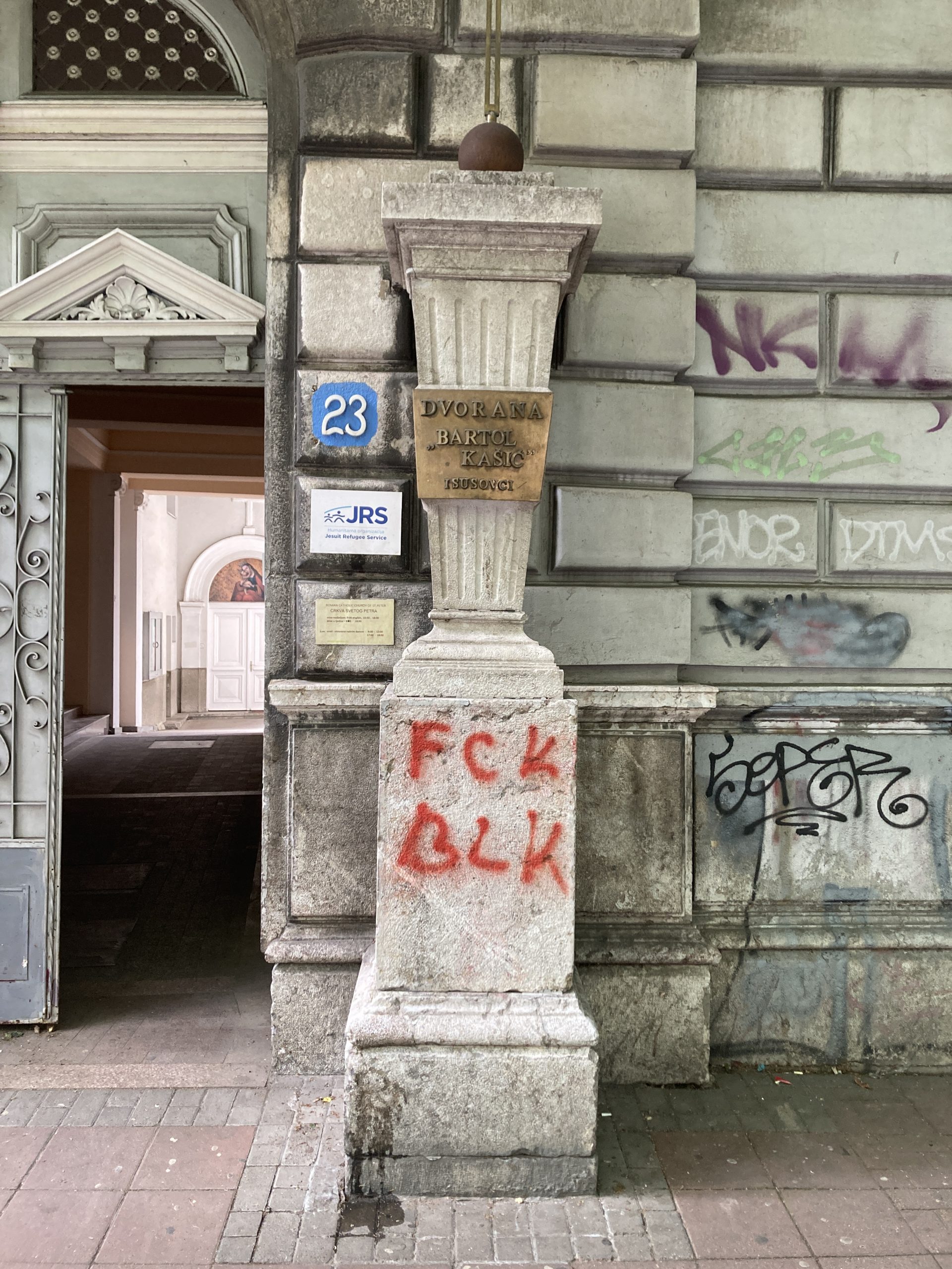 Grafit na ulazu u katoličku crkvu