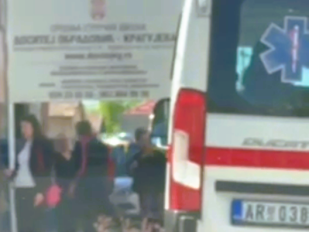 Sanitet iz Aranđelovca pred školom u Kragujevcu