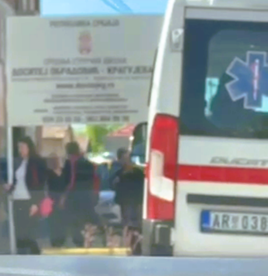 Sanitet iz Aranđelovca pred školom u Kragujevcu