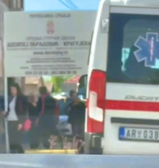 Sanitet iz Aranđelovca pred školom u Kragujevcu