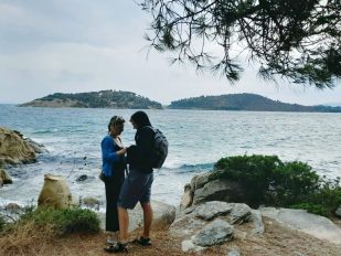 NIkolina Crnogorac sa sinom Nikolom, koji ima autizam, na primoriju