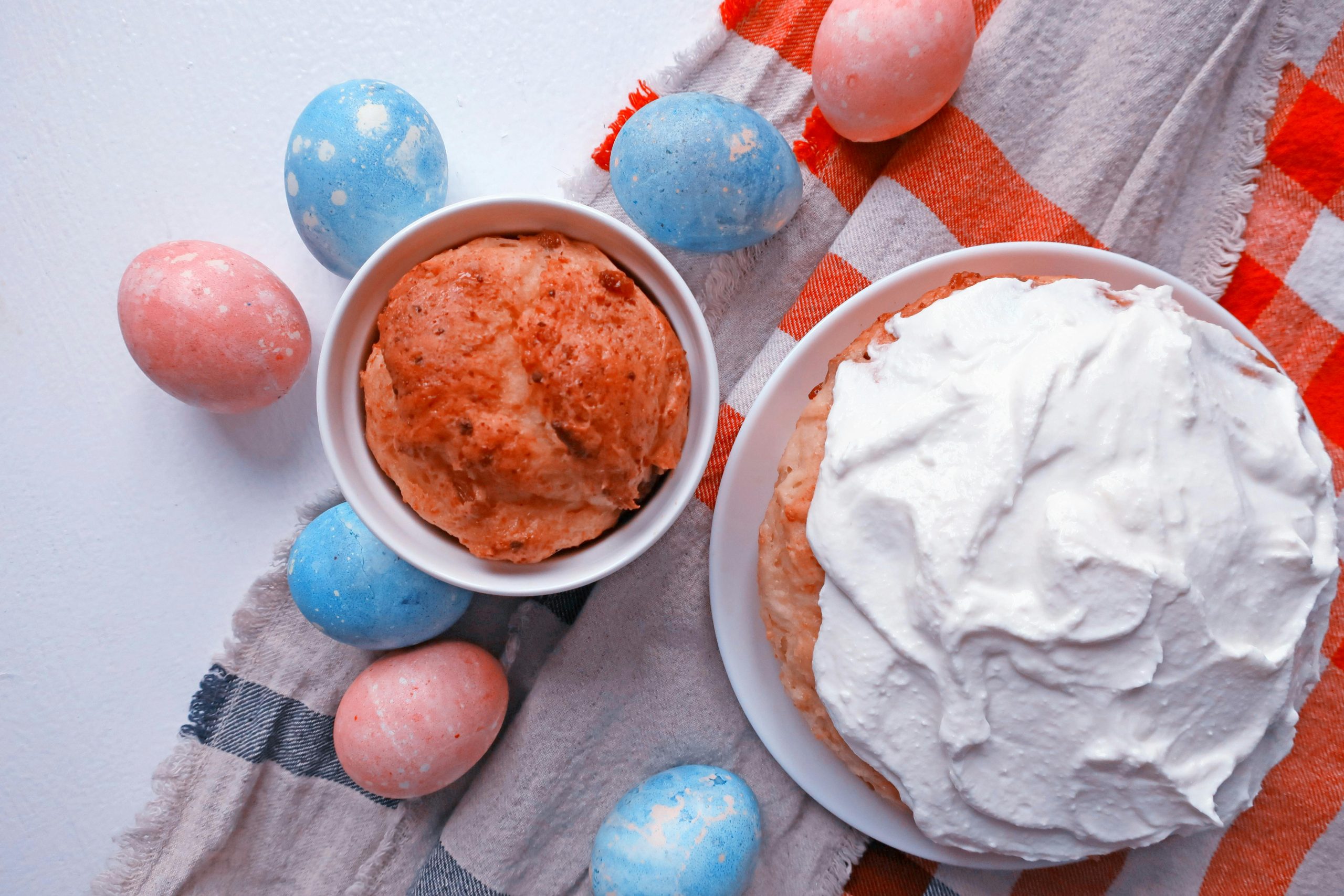 Kolači i jaja na prazničnoj trpezi