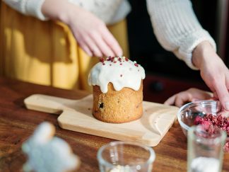 Žena sprema trpezu za Uskrs