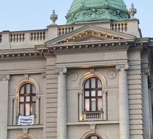 „Studenti pobeđuju“ se i dalje vijori na Skupštini Srbije