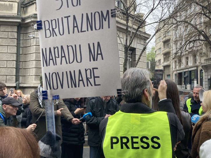 Novinari na protestu, transparent