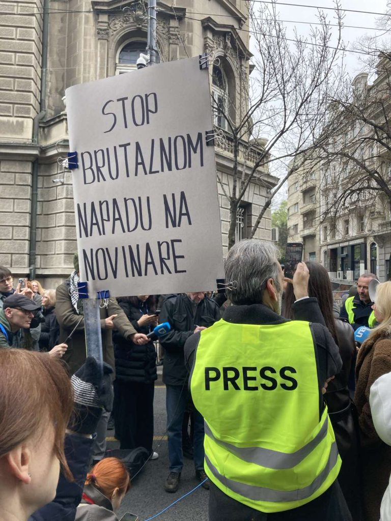 Novinari na protestu, transparent
