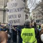 Novinari na protestu, transparent