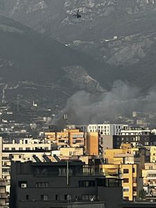 Požar u Tirani: Goreo moderni poslovni kompleks „Arlis“, više osoba zatražilo pomoć